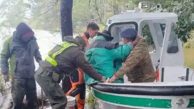 Con más de 100 años, lo sacaron en balsa bajo la nieve en el Parque Lanín
