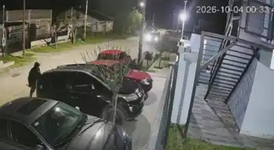Plottier: se subió a una camioneta, caminó hasta un auto y la escena quedó grabada