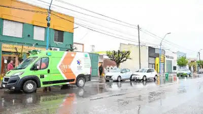 Roca: un Ford Ka terminó contra un auto estacionado y la lluvia quedó bajo sospecha