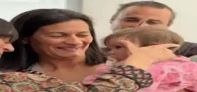 Esperaron años por un papel que nunca llegaba: 19 familias de Laguna Larga ya lo tienen en la mano