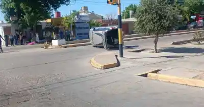 El auto volcó con ella adentro y los bomberos tuvieron que cortar la chapa para sacarla