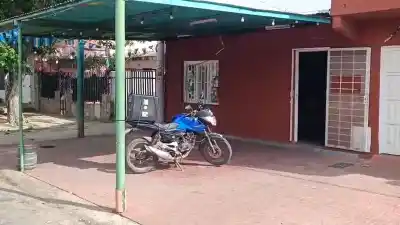 Le ataron las manos con alambre y le taparon la cara: lo que se llevaron de su casa en Ludueña