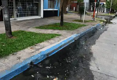 Tiró aguas servidas a la calle en pleno centro y la Municipalidad lo cazó: la multa que le cayó