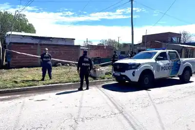 Vecinos escucharon gritos en el barrio Las Heras: la Policía encontró a una mujer agonizante y a un hombre con dos revólveres