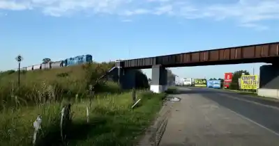 Puente ferroviario en estado crítico: piezas caen sobre la ruta y ponen en riesgo a miles
