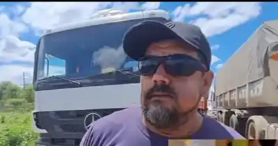 Camioneros varados en la ruta 86: el corte sigue y un asalto con machete encendió la alarma