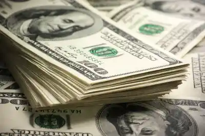 Los ahorristas no sueltan los dólares: el 75% de lo que compran termina en los bancos y no es fuga