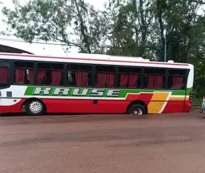 Un colectivo quedó atrapado en plena avenida de Puerto Piray: los vecinos ya lo venían advirtiendo
