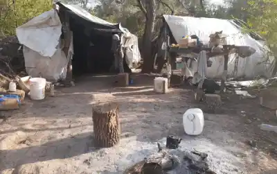 Un misionero vivió diez años en una choza de silo bolsa: la Justicia acaba de condenar a su patrón