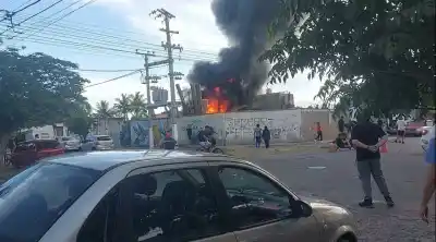 Rawson: el humo negro que puso en alerta a todo un barrio y las cinco dotaciones que trabajaron contra el fuego