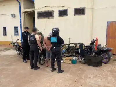 Fueron a allanar por robos, abrieron la baulera de una moto y se toparon con algo que los dejó helados