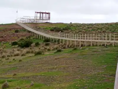 Cabo Dos Bahías ya espera a los pingüinos: la pasarela de 470 metros, lista para la temporada