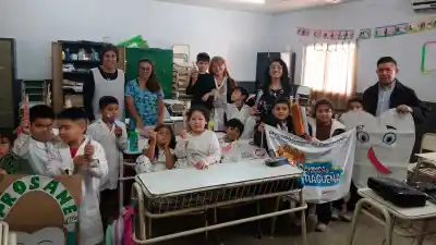 Llegaron a una escuela de La Banda con cepillos y crema dental: a quiénes alcanza