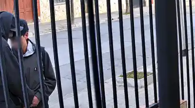 Lo abrazó para robarle a un estudiante camino a la escuela: la maniobra quedó filmada