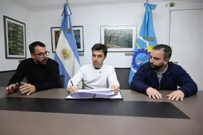 Esquel ya firmó por 60 viviendas para Salud, Educación y Seguridad: el dato que sorprendió en el acto
