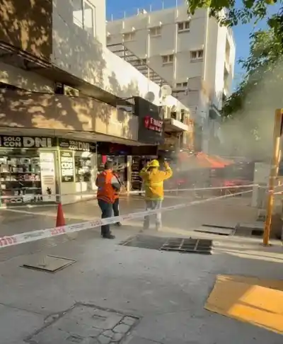 Humo bajo las calles del microcentro: los bomberos llegaron y encontraron algo más complicado de lo que parecía