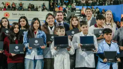 San Juan repartió 12.914 computadoras y las familias ya las usan en casa