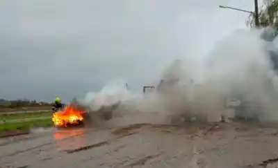 Se incendió un auto en pleno centro de General Acha: los bomberos llegaron y se encontraron con esto