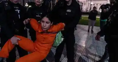 Activistas escalaron un monumento de 23 metros y colgaron carteles: así terminó la protesta