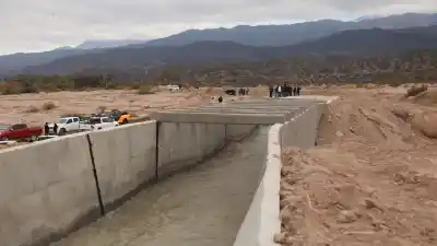 Un policía se metió al canal para rescatar a un hombre arrastrado por la corriente: el dramático momento