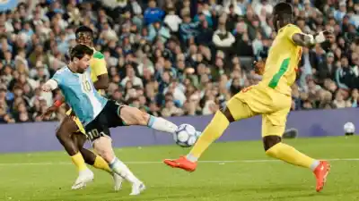 Messi se despidió en el Monumental y el penal fue solo el broche de una noche inolvidable