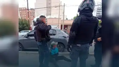 Intentó abrir una Hilux en pleno centro, pero no contaba con lo que venía en bicicleta