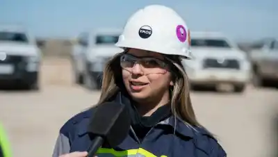 Dejó la oficina y hoy maneja camiones en Punta Colorada: "Vivirlo como mujeres es otra cosa"