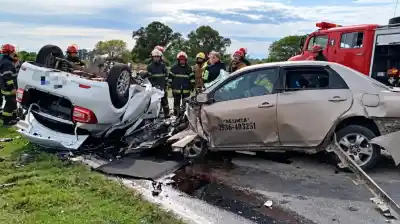 Ruta 65: cuatro personas murieron en un choque frontal entre dos autos en Bolívar