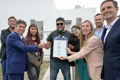 Kicillof entregó 64 viviendas en San Vicente y apuntó contra el Gobierno nacional