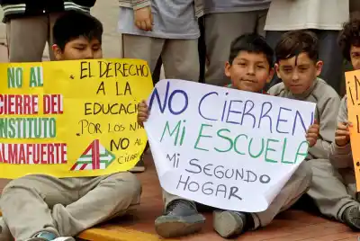 El colegio con 1400 alumnos que late en 9 de Abril y quedó contra la pared: "Tenemos certificado de defunción"