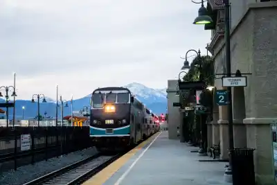 El tren que usan miles en California sube hasta 27%: quiénes pagarán más