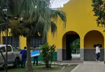 Un auxiliar recibió una descarga y los padres no mandan más a los chicos a la escuela Primera Junta