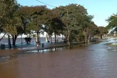 El río Uruguay no da tregua en Paso de los Libres: ya sacan a familias de sus casas