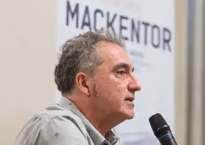 El pampeano Fabián García llega a la Feria del Libro con un caso que salpica a Macri y la dictadura