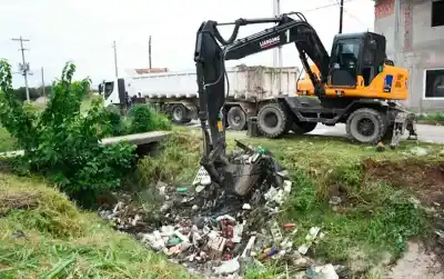 Una cuadrilla municipal realizó un hallazgo inesperado que bloqueaba el drenaje de un canal clave