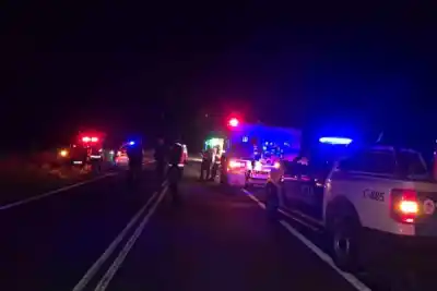 Manejaba un camión con acoplado por la 118 y terminó volcado en la banquina: qué se sabe del chofer