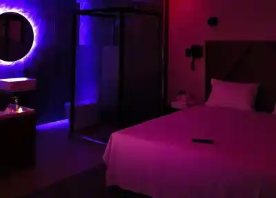 Fue al hotel alojamiento con otra mujer, pero escuchó algo en la pieza de al lado que terminó con la Policía adentro