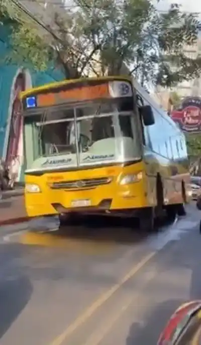 Un colectivo se plantó en pleno centro de Posadas y los pasajeros tuvieron que bajar