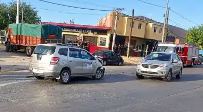 Un camión entró en contramano en la rotonda de los Gauchos y la cadena de choques dejó siete heridos