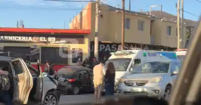 Iba camino a Jujuy y frenó en el semáforo: lo que pasó después lo arrastró varios metros