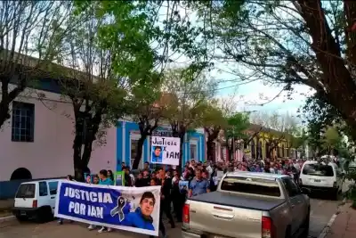 La mamá de Ian marchó en Colón y apuntó contra el otro conductor: "Nunca se acercó"