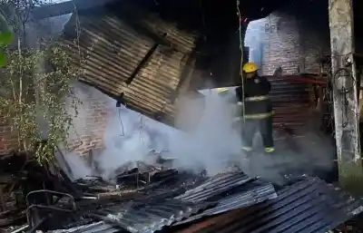 Ardió una casa en Necochea al 1600: los bomberos llegaron con una autobomba y ahora buscan una respuesta