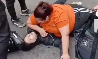 Una discusión de tránsito escaló a la violencia: una joven quedó reducida en el asfalto