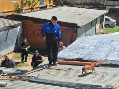 Vecinos denunciaron una casa construida en un espacio del Fonavi y adentro encontraron algo que nadie esperaba