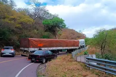 Un camión cargado con gaseosas quedó atravesado en la ruta a Catamarca y el corte ya lleva horas