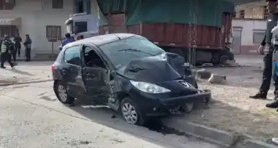 Un camión se cruzó de carril en la Av. Asunción y la secuencia terminó contra una pared