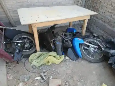 Le robaron la moto y la encontró desarmada en el patio de una vecina