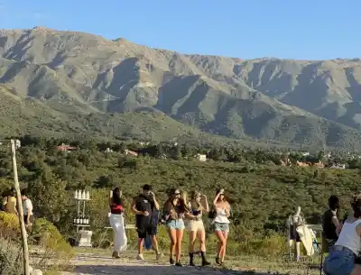 Merlo: vermut, atardeceres y vinos para el fin de semana largo, con un detalle que conviene saber antes de ir