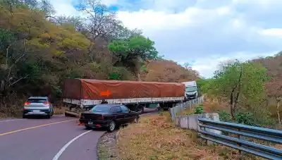 Un camión quedó clavado en la ruta que une Santiago con Catamarca y el tránsito se complica