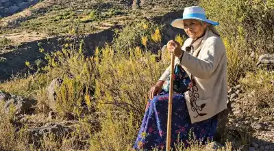 Caminó 25 kilómetros durante décadas para llegar a San Carlos: la historia de Justina López